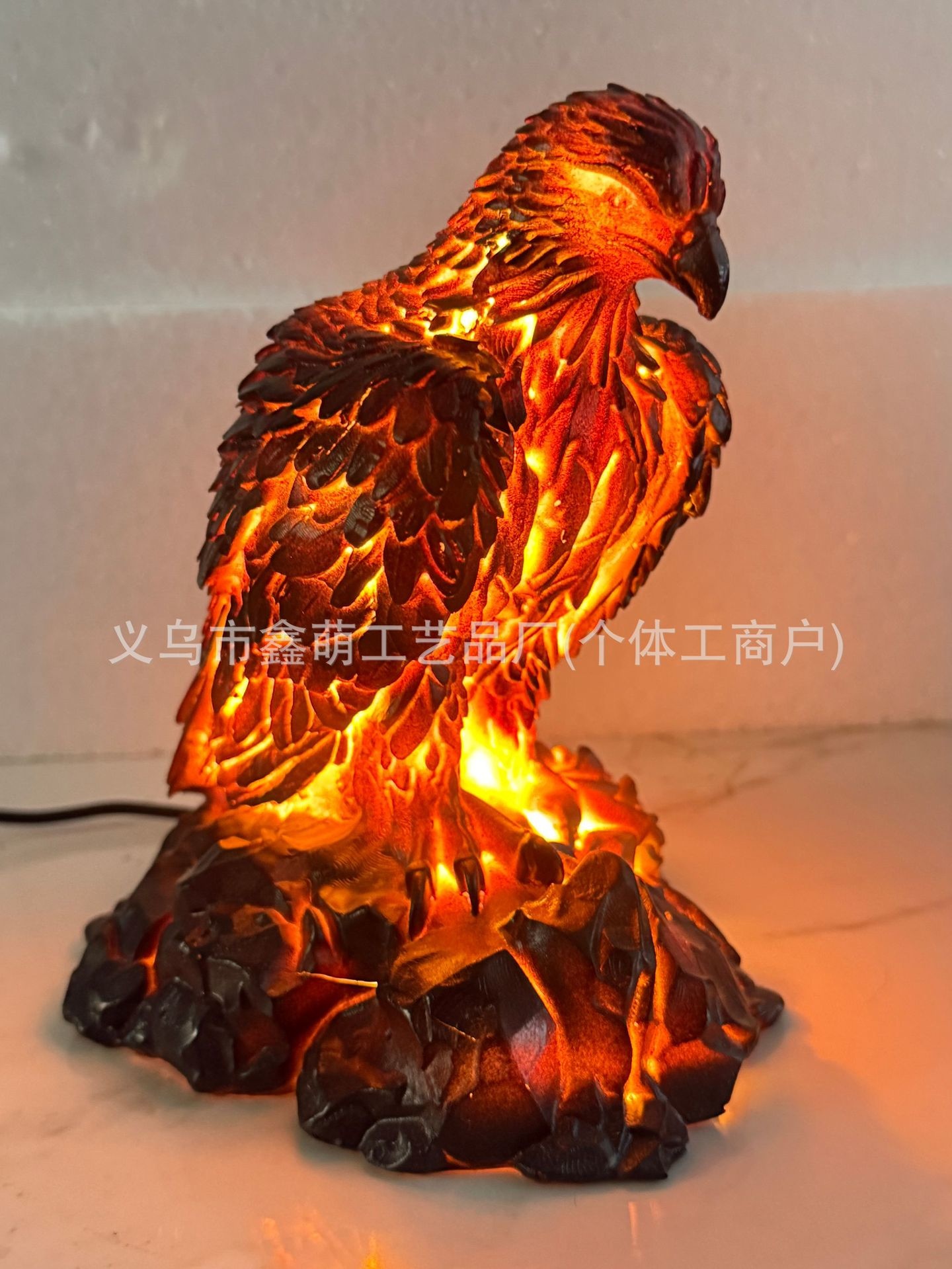 LED照明付き溶ける鷲ランプ、樹脂製ゴシックアート像テーブル - Resin Art Lamp のレビューと価格